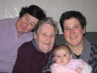 Lau belaunaldi: birramama, amama, ama eta alaba